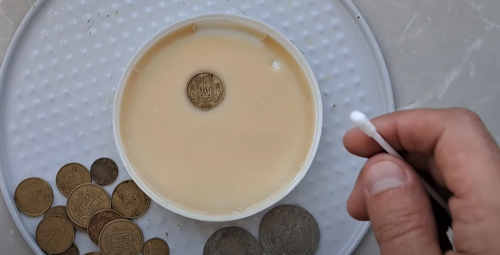 Процесс чищення мідних монет в домашніх умовах