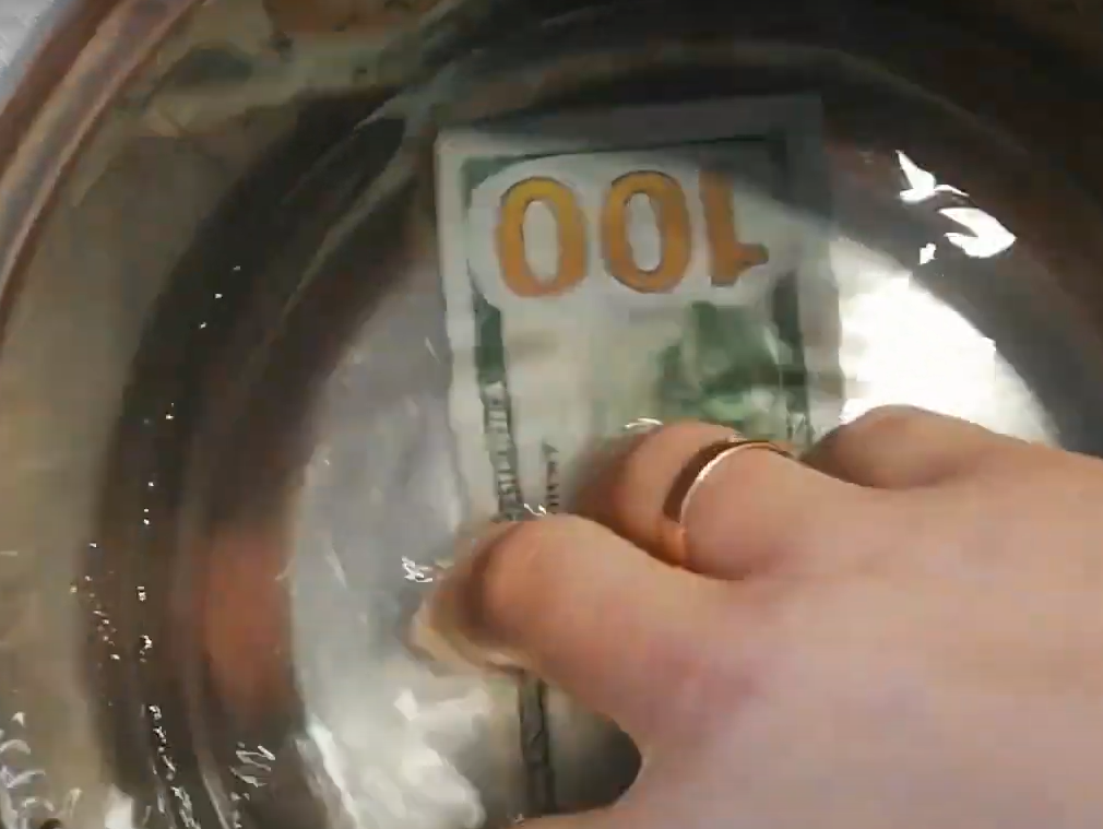 Виведення плям з доларів у мильному розчині