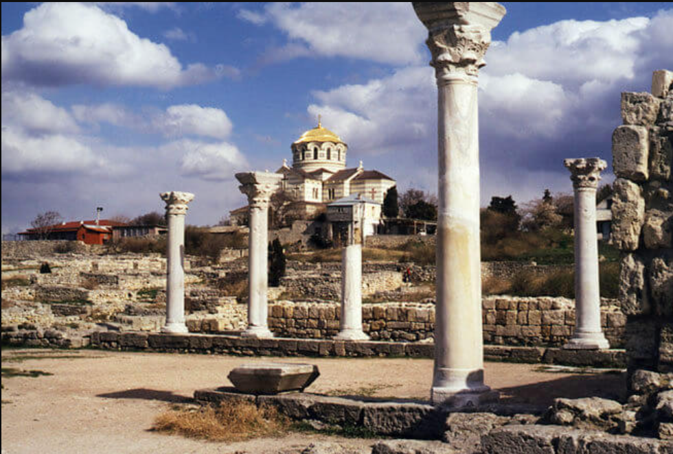 НА зображенні руїни Херсонесу Таврійського