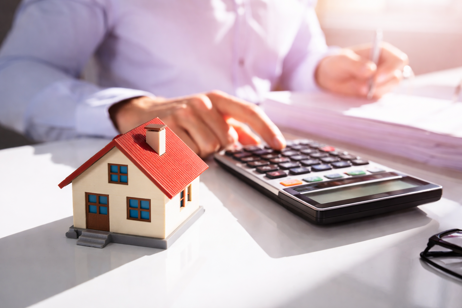 Податок на нерухомість, якщо у власності дві квартири: як рахувати та скільки платити у 2026 році